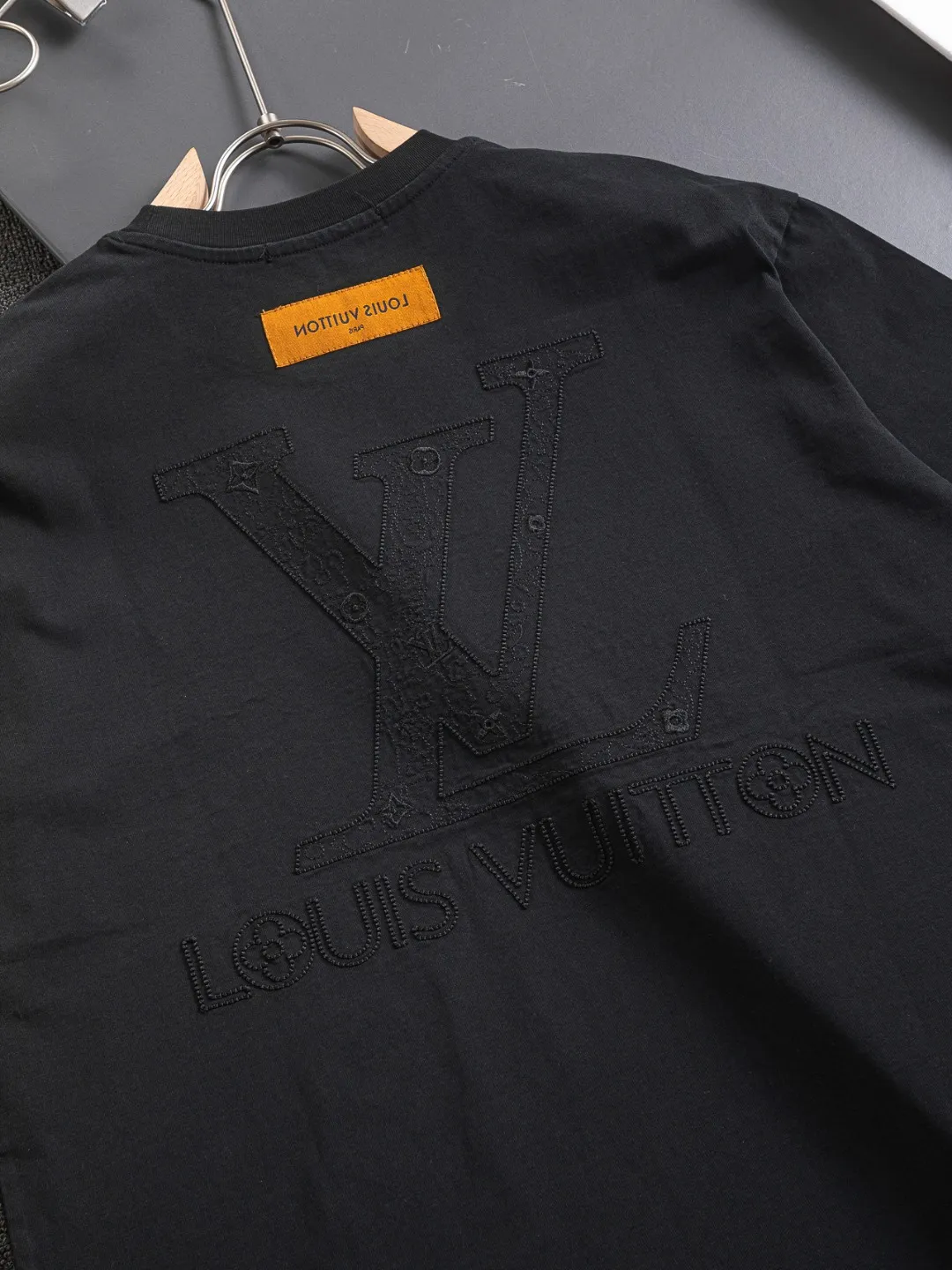 🅿️190 Louis Vuitton 1V LV slightly wide version S-XL 26SS LV new product counter catwalk style three-dimensional plain letter embroidery on the chest🪡logo large logo embroidery on the back🪡logo short-sleeved T-shirt, the same style for men and women! Short-sleeves are not the same as the general public, but must be unique and eye-catching. This LV short-sleeves is all about quality, comfort, consistent style, fashion, including fabrics and cutting techniques, all of which have been made with great effort! 320 grams of washed pure cotton fabric, pure cotton is breathable, very refreshing and comfortable for daily wear. The rib knitting on the neckline is smooth and tight, and the neckline will not be skewed if you toss it at will. The loose version, you will find that it looks really good on the upper body. The overall is minimalist and neat, super versatile for daily use! Pair it casually with a pair of pants for a youthful look. A T-shirt will make your outfit crazy. It is a fashionable item that can never go wrong! Color: Black White Rose Size: S-XL Size chart: S: Shoulder width 50-Bust 56-Length 70 M: Shoulder width 52-Bust 57-Length 72 L: Shoulder width 54-Bust 59-Length 74 XL: Shoulder width 56-Bust 62-Length 76